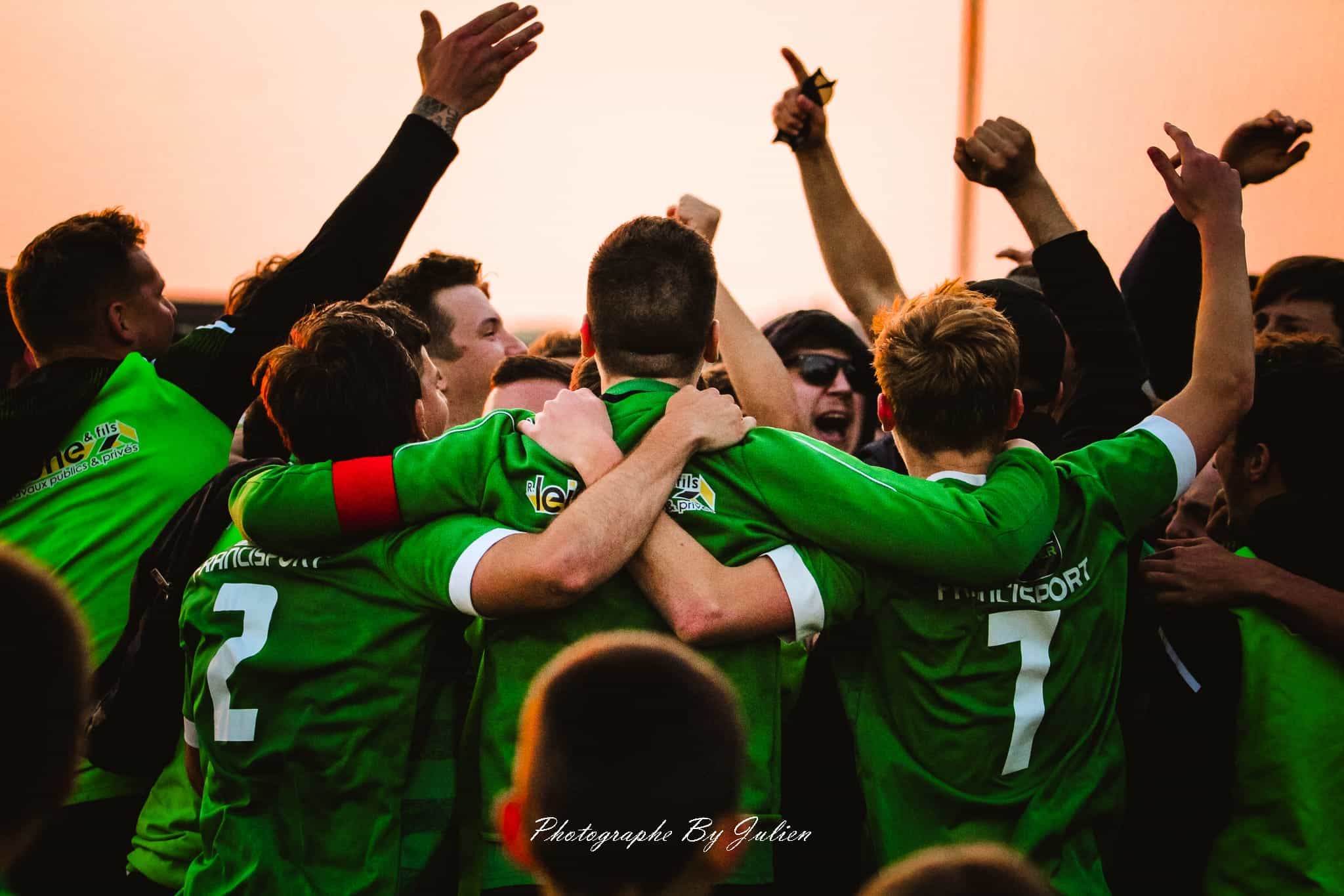 L'équipe première du RFC Sart soudée en cercle au coucher du soleil